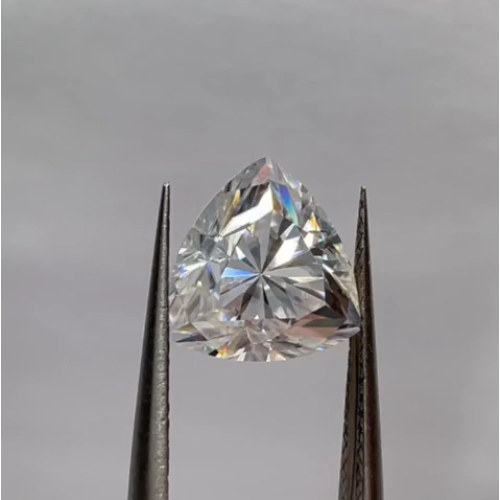 Муассанит 9,5x9,5 мм 3,5 карата Огранка: Триллион Цвет: бесцветный (белый)