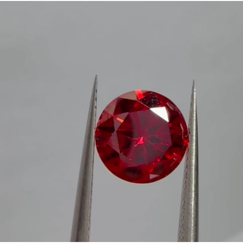 Муассанит 7 мм 1,2 карата Цвет: красный Огранка: Круглая КР57 (бриллиантовая)